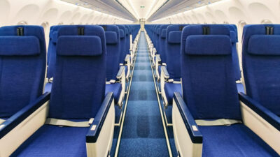 Copertina di Il volo low cost da record tra Amsterdam e Mumbai: quasi 10 ore su un aereo da tratte brevi, senza sedili reclinabili e con 4 bagni per 195 passeggeri. Il prezzo? 478 euro andata e ritorno