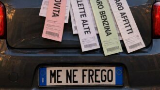 Copertina di Targhe personalizzate, le opposizioni all’attacco. Conte: “Il governo ha già scelto la sua: carovita, me ne frego”