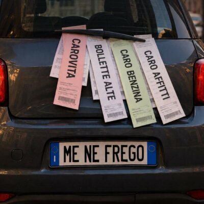 Copertina di Targhe personalizzate, le opposizioni all’attacco. Conte: “Il governo ha già scelto la sua: carovita, me ne frego”