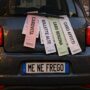 Copertina di Targhe personalizzate, le opposizioni all’attacco. Conte: “Il governo ha già scelto la sua: carovita, me ne frego”
