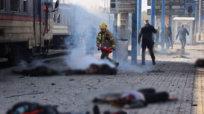 Ucraina, droni russi contro una banchina del treno a Dnipro: “Almeno 13 morti”