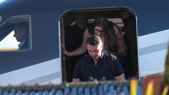 Bolsonaro jr rompe il silenzio dagli Usa: “Sono io il vero presidente, presto mobilitazioni in tutto il Brasile”