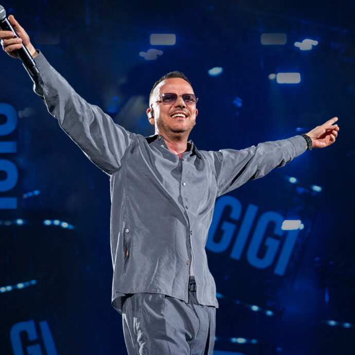 Gigi D’Alessio: “Le mie canzoni nascono con l’intelligenza napoletana, non artificiale. Con sei figli che mi chiamano ogni giorno, la pelle resta sempre giovane. L’ultima nata Ginevra mi commuove sempre”