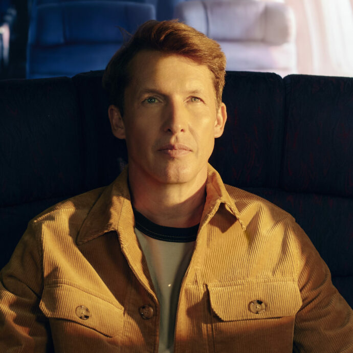 “Politici, media e social ci dividono, io canto ciò che ci unisce. Da ex soldato dico che se non capisci l’altro, finisci allo scontro. Il caso Ed Sheeran? Se non si sente di esporsi, va rispettato”: parla James Blunt