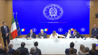Meloni sta parlando ma Salvini e Giorgetti la disturbano: "Scusate". Il video della sua reazione