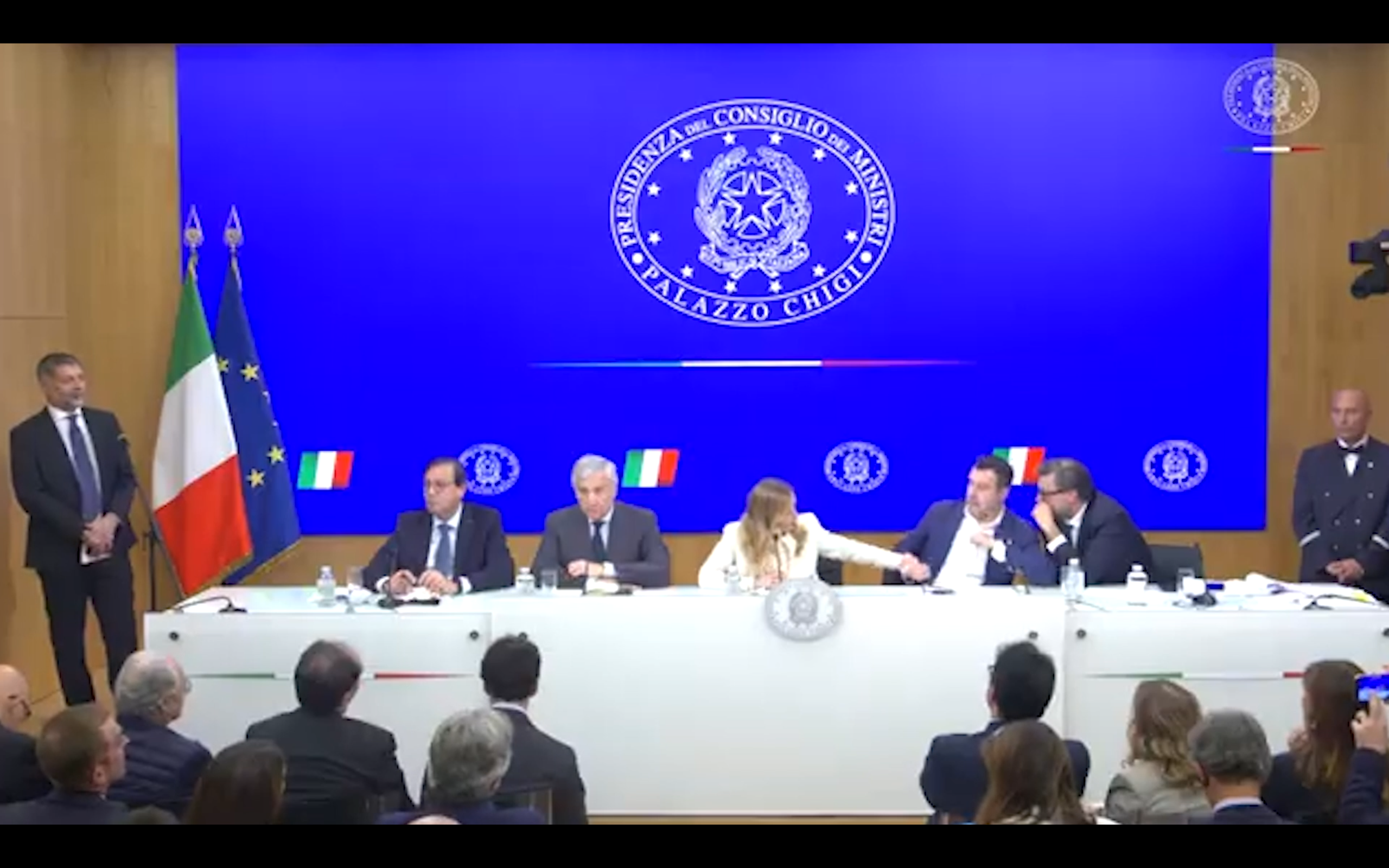 meloni sta parlando ma salvini e giorgetti la disturbano scusate il video della sua reazione da Ilfattoquotidiano.it meloni sta parlando ma salvini e giorgetti la disturbano scusate il video della sua reazione