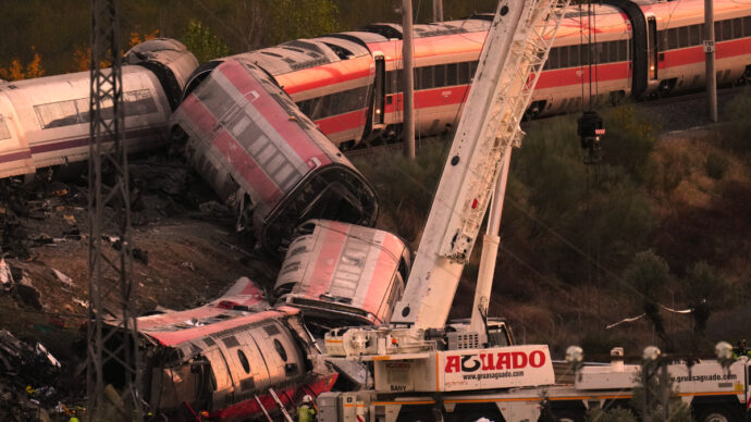 Spagna, 3 italiane disperse nello scontro tra treni. Il sistema di sicurezza in tilt, poi l’ordine “inspiegabile” della centrale di controllo: “Riprenda la marcia normale”
