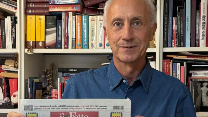 “Il Fatto non è in vendita, solo i nostri lettori possono comprarci!”. Scatta una foto con il giornale e inviacela