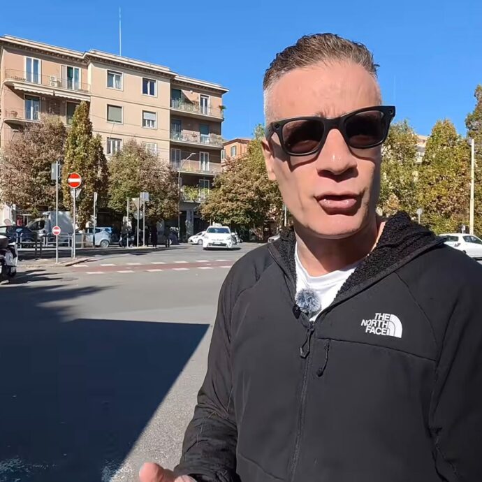 “Un’auto stava procedendo contromano in retromarcia a folle velocità, puntando direttamente verso di noi. Quella manovra mirava a colpire me”: la denuncia dello youtuber Simone Cicalone