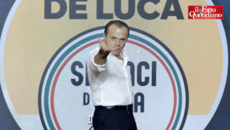 Copertina di Cateno De Luca approda nel centrodestra. L’esordio a Roma con La Russa e ministri: “Chiamatemi Ulisse. Puntiamo al 3%”. E profetizza: “Voto il 9 e 10 maggio”