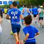 Copertina di Ha legato il figlio di 9 anni a sé con una corda durante la maratona: maxi squalifica per un atleta