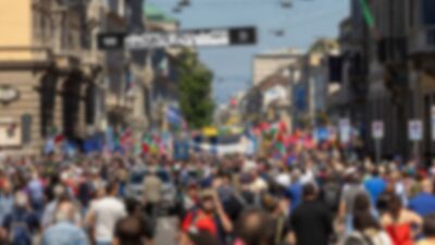 Copertina di Milano e le manifestazioni del 30 ottobre, allerta massima: diverse piazze di studenti e centri sociali. Impegnati centinaia di agenti