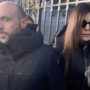 Copertina di Crans-Montana, Jessica Moretti esclusa dall’interrogatorio con il marito Jacques: “Fragile e provata dall’aggressione del coniuge”