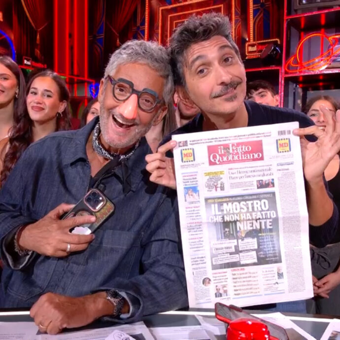 “Il Fatto Quotidiano non è in vendita”: l’appello di Fiorello che aderisce alla nostra campagna e fa la foto in diretta mostrando la prima pagina di oggi