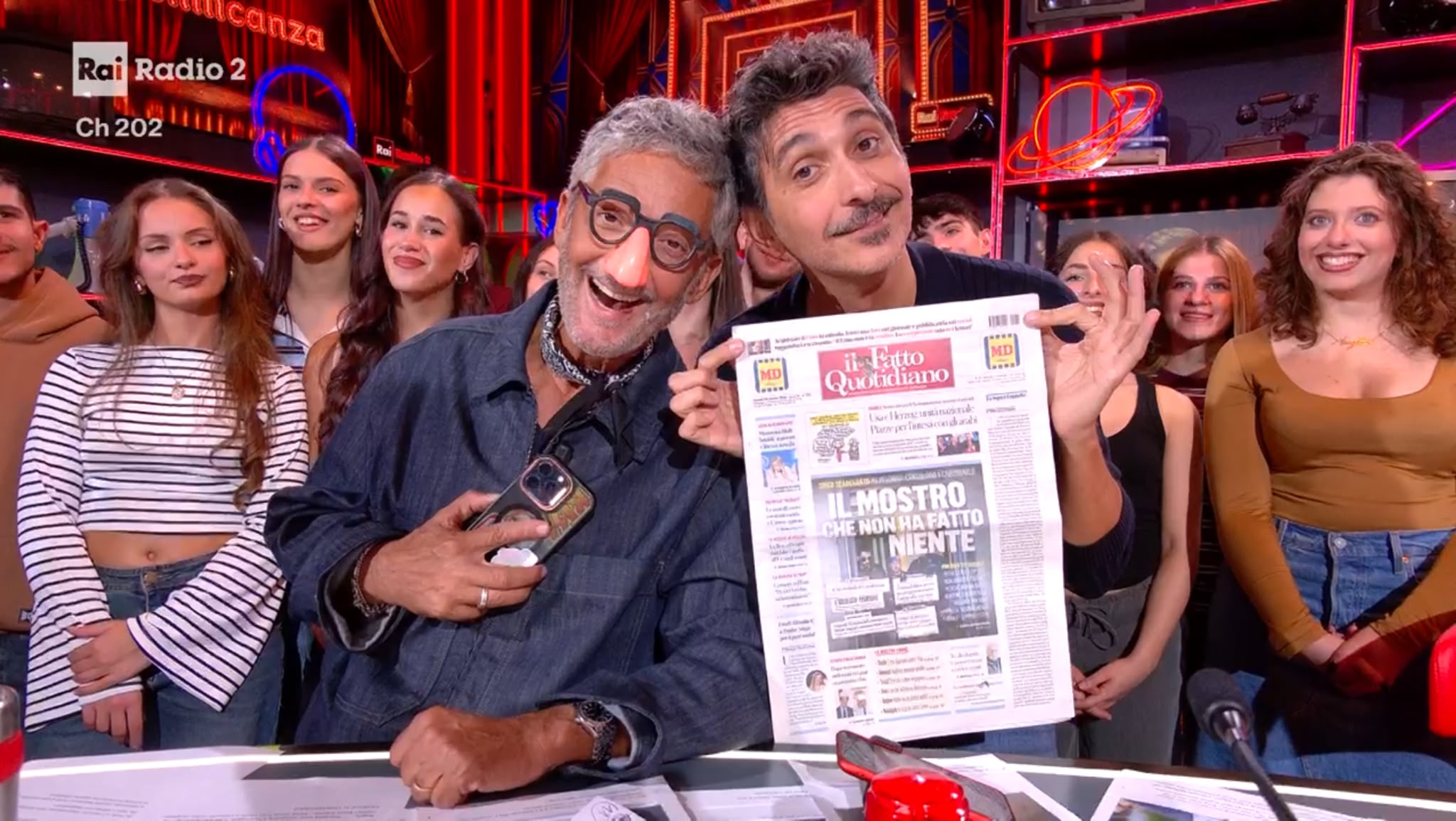 il fatto quotidiano non 232 in vendita l8217appello di fiorello che aderisce alla nostra campagna e fa la foto in diretta mostrando la prima pagina di oggi da Ilfattoquotidiano.it il fatto quotidiano non 232 in vendita l8217appello di fiorello che aderisce alla nostra campagna e fa la foto in diretta mostrando la prima pagina di oggi