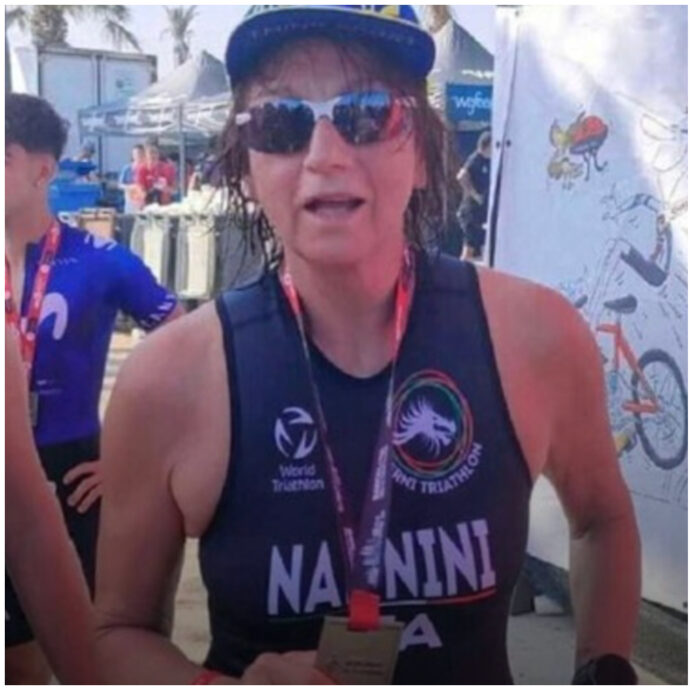 Gianna Nannini scatenata a 72 anni si lancia con il triathlon a Ibiza. L’allenatore Alex Schwazer: “Più che motivarla, devo frenarla”