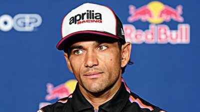 Copertina di Pazzesco Martin: torna in pista 5 giorni dopo la frattura. “L’osso è ancora rotto. Se non fossi in lotta per il mondiale, avrei il gesso”