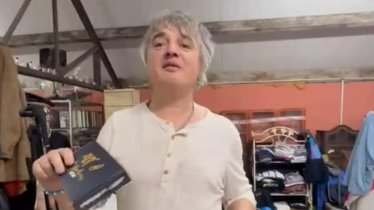 “La dipendenza dalle droghe non se ne va mai davvero. È un terribile cliché, ma è così. Prendo un farmaco bloccante, per sicurezza. Ora sogno di aprire un negozietto nel paesino dove vivo”: parla Pete Doherty