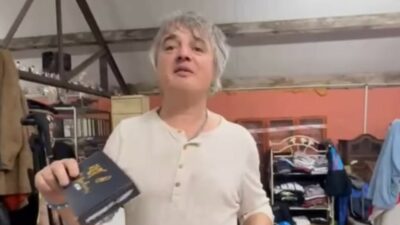 Copertina di “La dipendenza dalle droghe non se ne va mai davvero. È un terribile cliché, ma è così. Prendo un farmaco bloccante, per sicurezza. Ora sogno di aprire un negozietto nel paesino dove vivo”: parla Pete Doherty