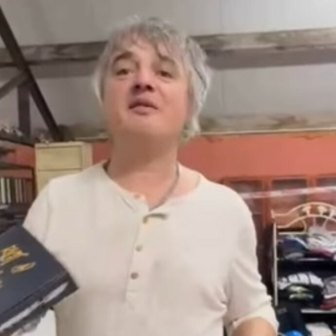 “La dipendenza dalle droghe non se ne va mai davvero. È un terribile cliché, ma è così. Prendo un farmaco bloccante, per sicurezza. Ora sogno di aprire un negozietto nel paesino dove vivo”: parla Pete Doherty