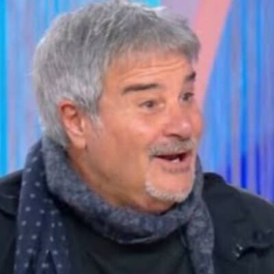 Copertina di “Ho fatto il laser per levare la pappagorgia ma solo per asciugare, non avevo un gozzo da pellicano”: parla Pino Insegno