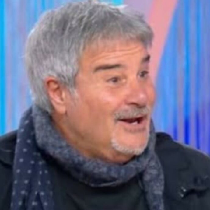 “Indosso la sciarpa perché sono pieno di lividi, sono ancora un po’ gonfio. Ho fatto il laser per levare la pappagorgia ma solo per asciugare, non avevo un gozzo da pellicano”: parla Pino Insegno