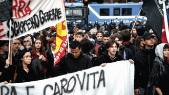 Copertina di Verso lo sciopero del 30 ottobre, le voci: “Siamo stanchi di scappare dall’Italia perché non ci danno risposte”. “Quando neanche con doppi turni e straordinari arrivi a fine mese non puoi stare a guardare”