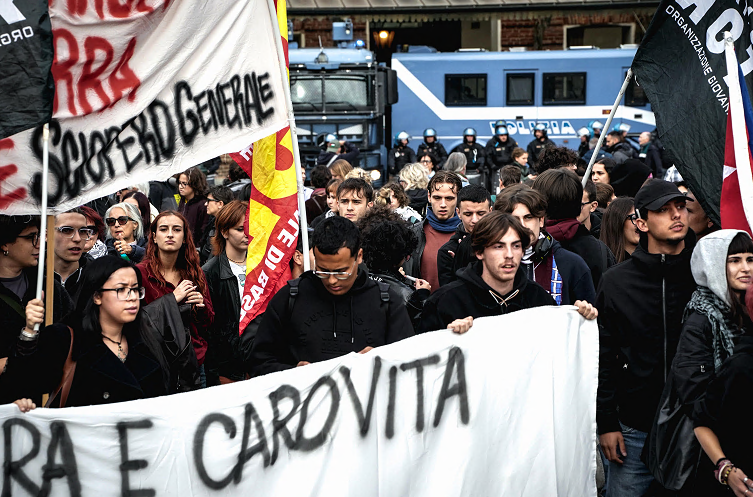 verso lo sciopero del 30 ottobre le voci stanchi di stage a 500 euro al mese quando neanche con doppi turni e straordinari arrivi a fine mese non puoi stare a guardare da Ilfattoquotidiano.it verso lo sciopero del 30 ottobre le voci stanchi di stage a 500 euro al mese quando neanche con doppi turni e straordinari arrivi a fine mese non puoi stare a guardare