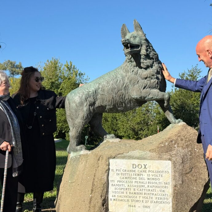 Inaugurata a Roma una statua dedicata a Dox, il cane che per decenni ha servito la Polizia di Stato
