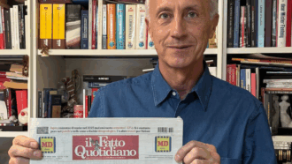 “Il Fatto non è in vendita, solo i nostri lettori possono comprarci!”. Scatta una foto con il giornale e inviacela