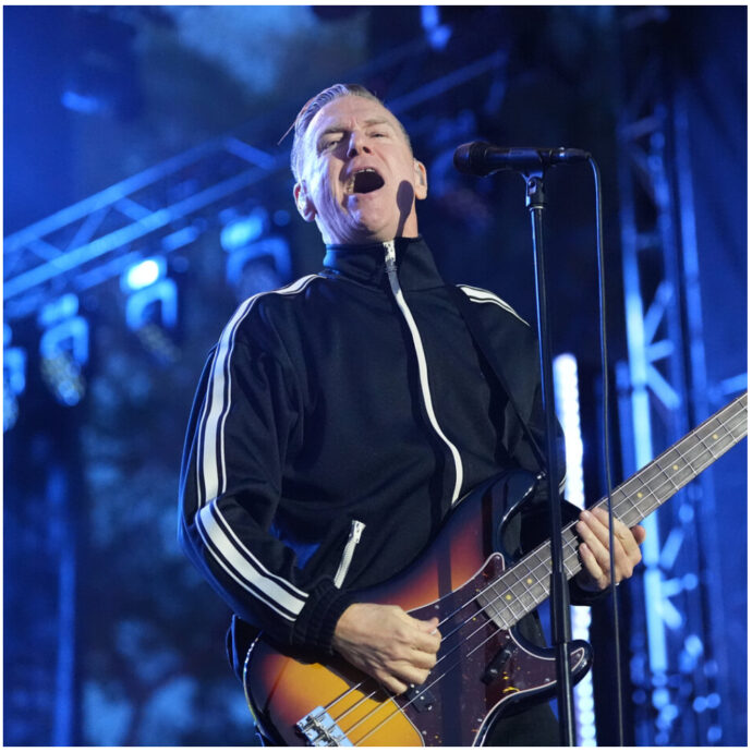“Un bambino che lancia i giocattoli fuori dalla carrozzina”: Bryan Adams durissimo contro Donald Trump. Il cantante cita anche la guerra in Iran e i rapporti con Epstein