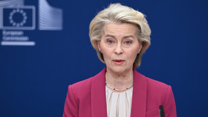 Divieto social ai minori, stop della Commissione Ue: “Leggi nazionali rinviate per un anno, prima il nostro regolamento Kids act”