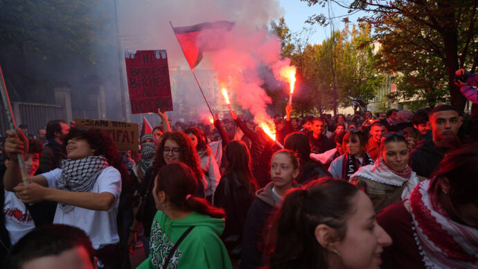 Studenti, lavoratori e insegnanti: le voci dalla manifestazione di Milano. “Giovani e classe operaia hanno sfiduciato questo governo”