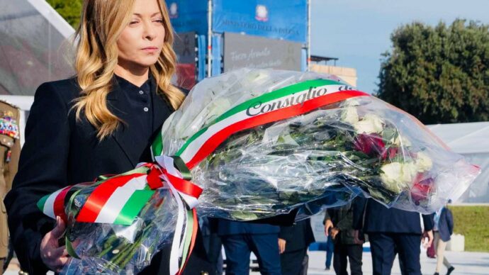 Droni, blindati, sommergibili e le rose di Meloni: il trionfo  delle armi al Circo Massimo