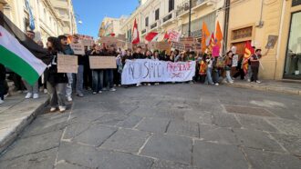 Copertina di “Governo vaff**”: il grido del corteo di Reggio Calabria. “Meloni lo sai quanto costa andare da qui a Milano per curarsi?”