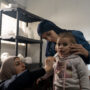 Copertina di Gaza, la denuncia di Msf: “Non possiamo più produrre le maschere per i bambini ustionati a causa del blocco di Israele”