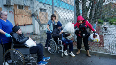 Copertina di Oleshky, iniziata l’evacuazione dei 2 mila abitanti della città martire: 25 autobus per sfollare 750 persone. “Chi resterà riceverà sostegno umanitario”