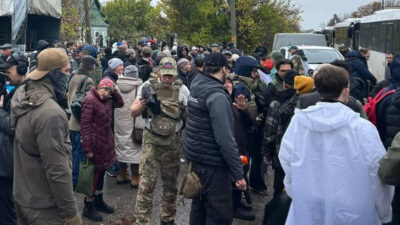 Copertina di Ucraina, evacuate centinaia di abitanti dalla città martire di Oleshky. Kiev e Mosca: “Queste iniziative possono portare alla pace”