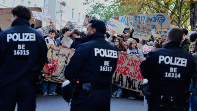 La Generazione Z si mobilita in Germania: 32 cortei tra rivendicazioni, timori per gli estremisti e l’incognita Halloween