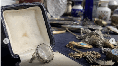 Copertina di “È stato subito chiaro che si trattava di una pietra speciale”: compra un anello al mercatino per 10 euro e lo indossa tutti i giorni per 30 anni, poi l’incredibile scoperta: era un vero diamante da 650mila euro