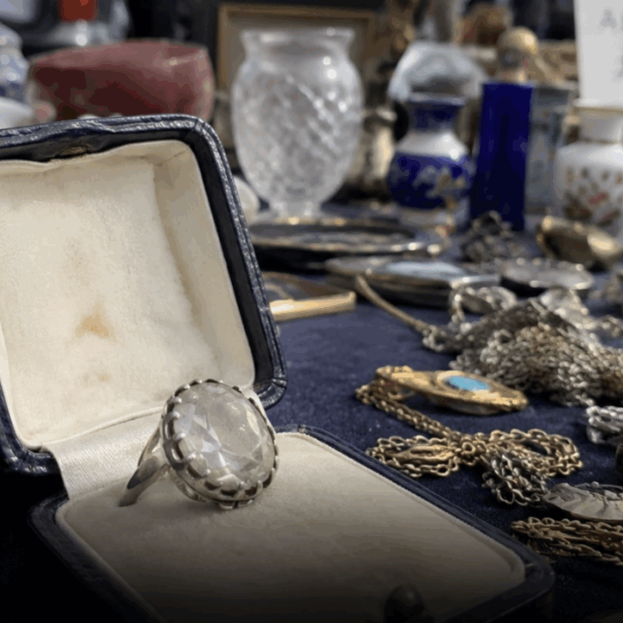 “È stato subito chiaro che si trattava di una pietra speciale”: compra un anello al mercatino per 10 euro e lo indossa tutti i giorni per 30 anni, poi l’incredibile scoperta: era un vero diamante da 650mila euro