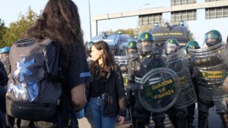 Copertina di Sciopero generale, il manifestante ai poliziotti: “Il governo ci affama. Scendete in piazza con noi”