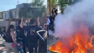 Copertina di Corteo a Napoli, bruciato un carro armato di cartone per protesta contro la spesa militare