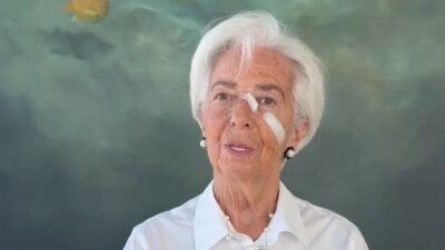 Copertina di Il video di Lagarde con cerotti sul viso mentre annuncia le dimissioni dalla Bce: “Ho fatto un intervento. Fatevi controllare la pelle”
