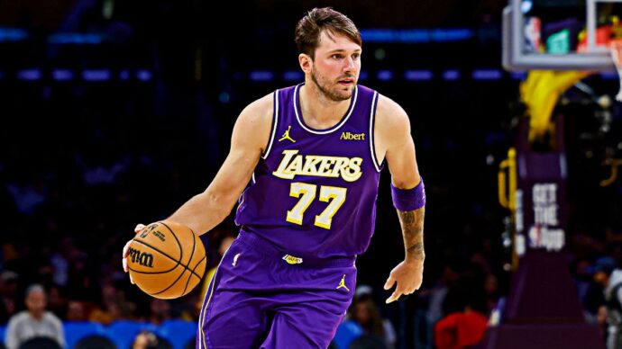 NBA Freestyle | Che inizio per Luka Doncic: valanghe di punti e magie in step-back. Ma in casa Lakers c’è un dilemma