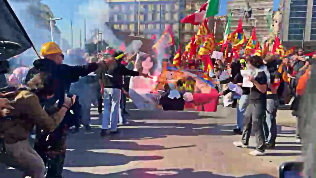 napoli bruciate le immagini di meloni e bernini durante lo sciopero generale da Ilfattoquotidiano.it napoli bruciate le immagini di meloni e bernini durante lo sciopero generale