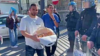 Copertina di Napoli, manifestanti portano cornetti e sfogliatelle alle forze dell’ordine: “Gesto per abbassare le barriere”