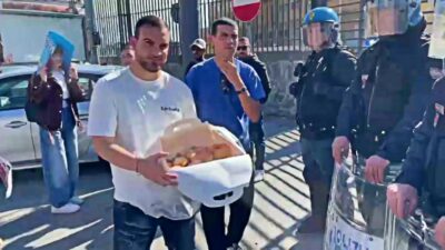 Copertina di Napoli, manifestanti portano cornetti e sfogliatelle alle forze dell’ordine: “Gesto per abbassare le barriere”