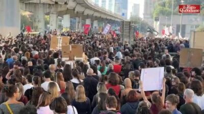 Copertina di Sciopero generale, i portuali di Genova: “Non vogliamo essere complici del riarmo, cerchiamo solo uno stipendio degno”