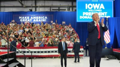 Copertina di Trump annulla i comizi in Kansas e Iowa, roccaforti repubblicane oggi contendibili per i dem
